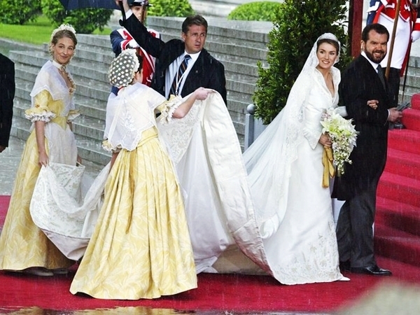 Váy cưới hoàng gia tuyệt đỉnh: Niềm khát khao của mọi cô gái