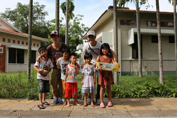 Y Thanh đồng cảm với trẻ em nghèo làng SOS