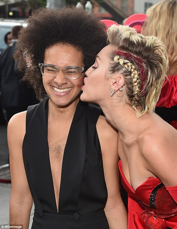 Hot News (17-6): Miley Cirus hôn bạn tình đồng giới - Nick Jonas chia tay bạn gái Hoa hậu