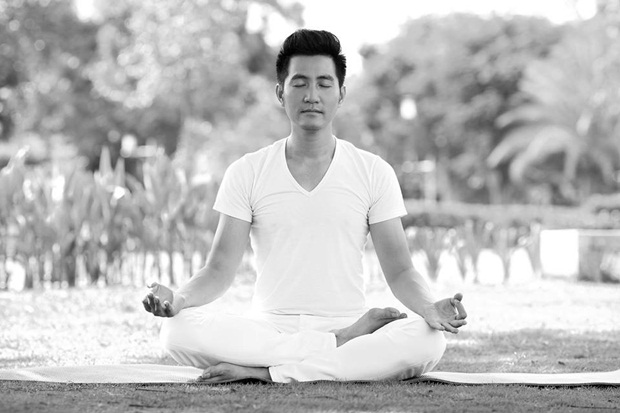 Nguyễn Phi Hùng duy trì sự tươi trẻ nhờ yoga