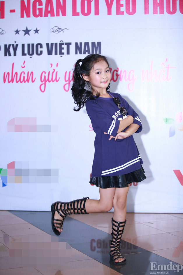 Mẫu nhí 8 tuổi xinh đẹp trong Ngày Gia đình Việt Nam