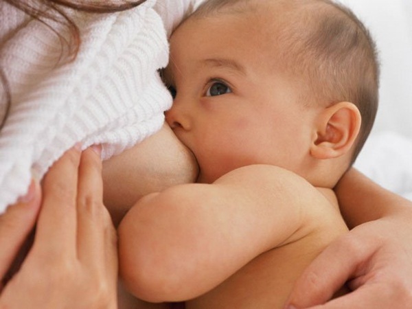 5 mẹo giúp bé bú ngoan và không quấy khóc
