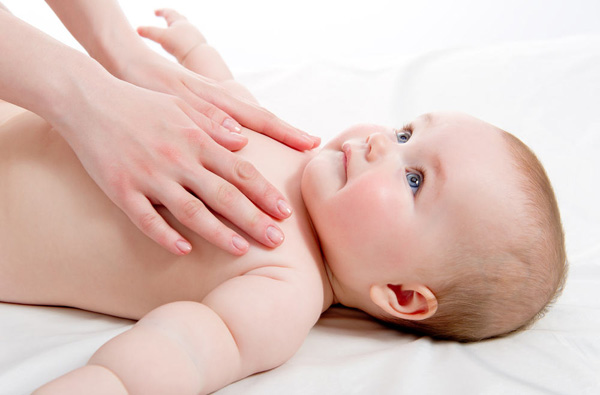 7 lợi ích của việc mát-xa cho em bé