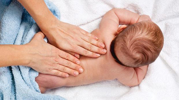 7 lợi ích của việc mát-xa cho em bé