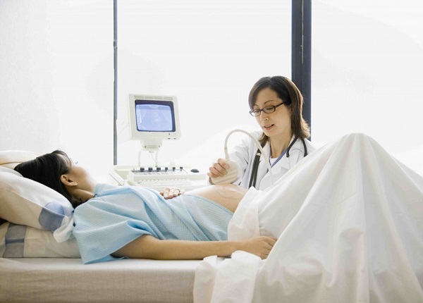 Đi khám bác sỹ thường xuyên trong quá trình mang thai để phát hiện sớm rau tiền đạo