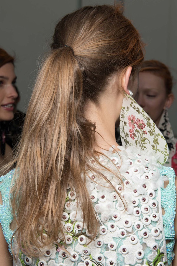 Nắm bắt những xu hướng trang điểm và làm tóc từ các BST Haute Couture Thu Đông 2015 ảnh 12