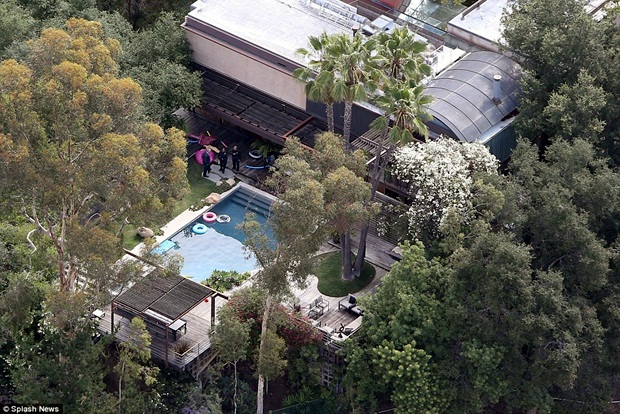 Sốc: Phát hiện xác chết trong hồ bơi nhà Demi Moore