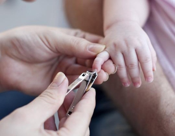 Những điều mẹ cần biết khi cắt tỉa móng tay, móng chân cho trẻ sơ sinh