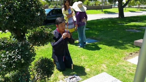 Quang Lê ngồi lên mộ chụp ảnh: Đạo đức nghệ sĩ để ở đâu?