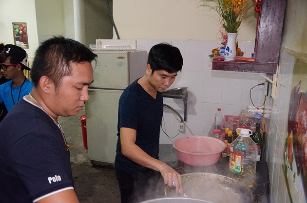 Hồ Hoài Anh vào bếp nấu cơm từ thiện lúc nửa đêm cùng vợ