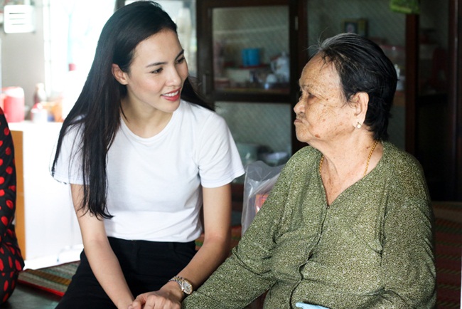 Á khôi Lệ Quyên giản dị đi thăm các mẹ Việt Nam anh hùng