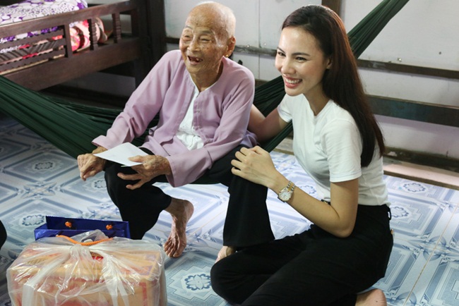 Á khôi Lệ Quyên giản dị đi thăm các mẹ Việt Nam anh hùng
