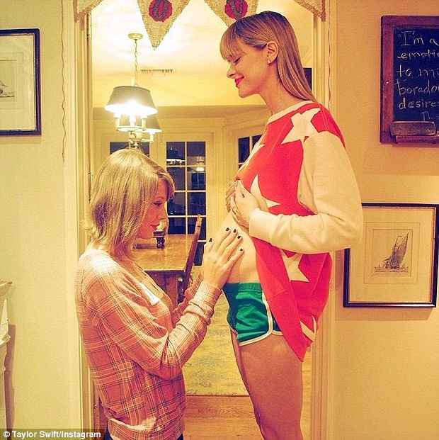 Taylor Swift “lên chức” mẹ đỡ đầu - Blake Shelton ném đồ của vợ ra khỏi nhà