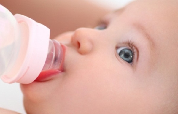 Những điều mẹ cần biết khi bổ sung nước cho trẻ sơ sinh