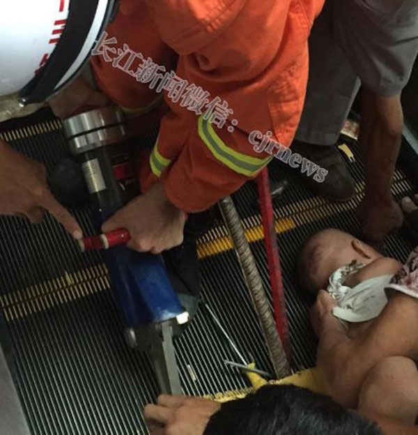 Xót xa cảnh giải cứu bé trai bị cuốn tay vào thang máy 