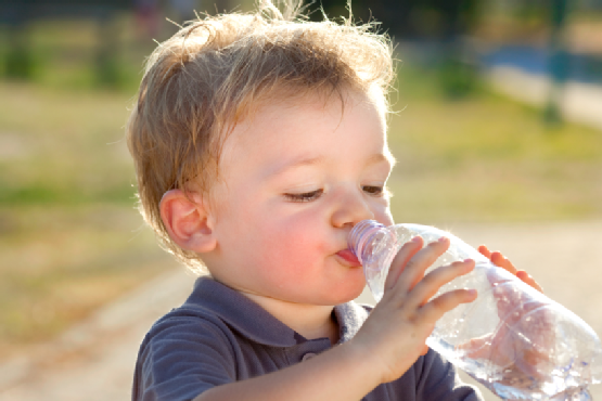 Những điều bạn nên biết khi cho trẻ sơ sinh uống nước