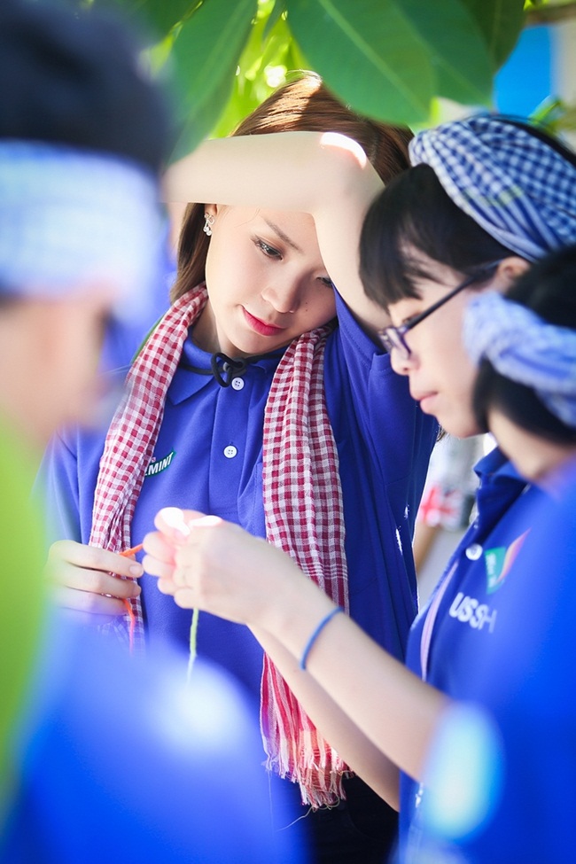 Á hậu Diễm Trang đẹp giản đi khi khoác áo xanh tình nguyện