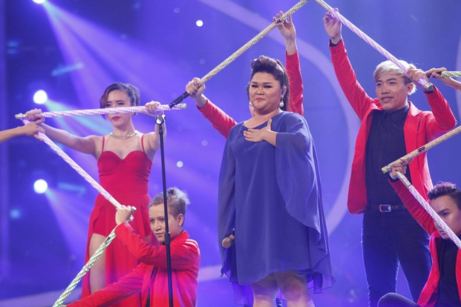 Trọng Hiếu bật khóc khi trở thành Quán Quân Vietnam Idol 2015