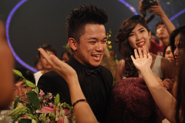 Trọng Hiếu bật khóc khi trở thành Quán Quân Vietnam Idol 2015