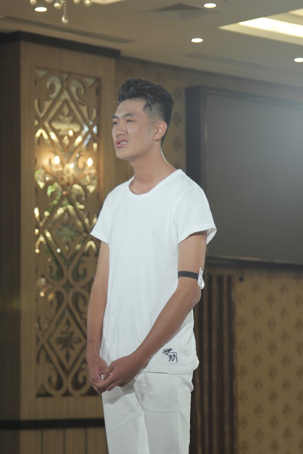 Vietnam's Next Top Model 2015 tập 2: Thí sinh nam khóc đỏ mắt trước sự thử thách của BGK