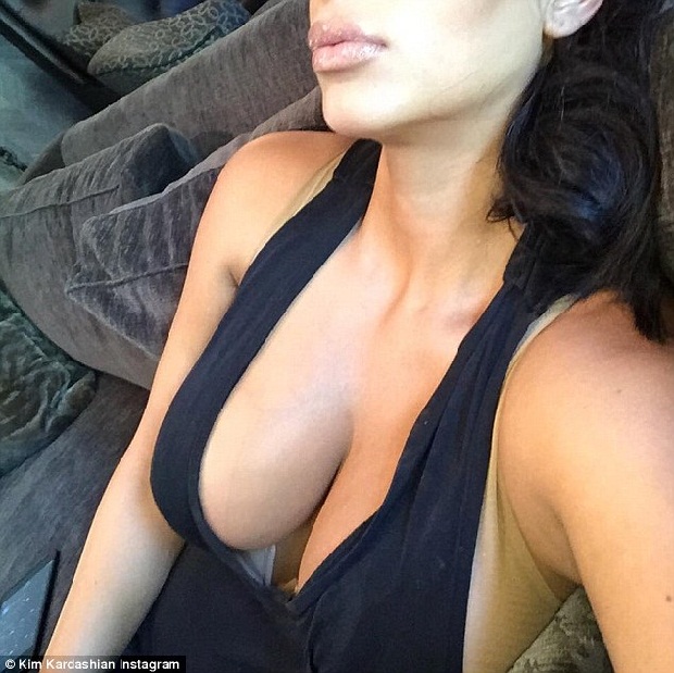 Kim Kardashian “khoe ngực” mừng Instagram có 42 triệu người follow