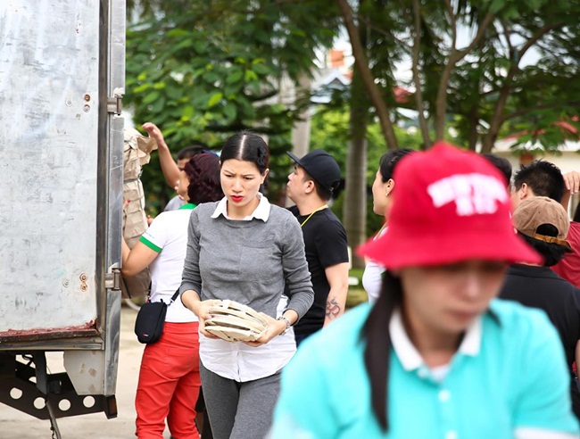 “Bà bầu” Trang Trần chăm làm từ thiện sau scandal dính tới pháp luật