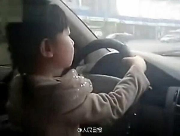 Bố thản nhiên cho con gái 5 tuổi lái xe ô tô giữa phố