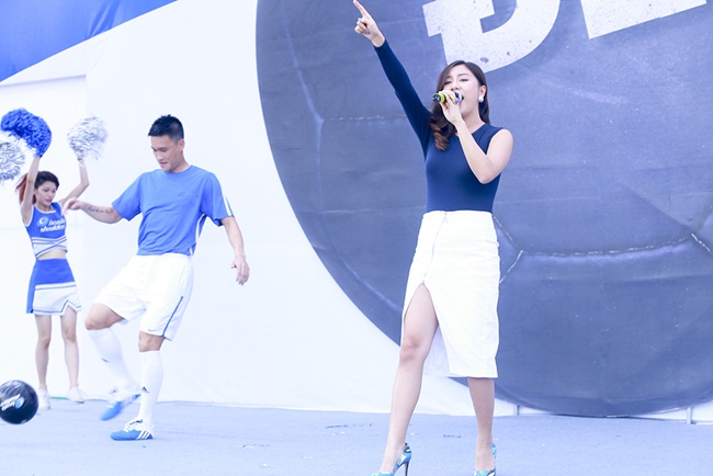 Vắng Thuỷ Tiên, Công Vinh “thân mật” với Văn Mai Hương trên sân bóng