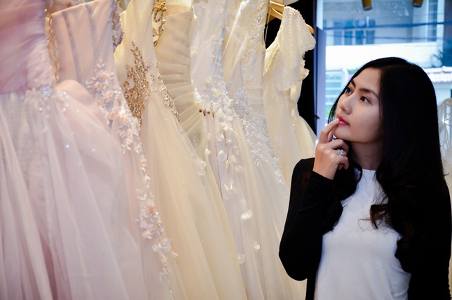 Lan Ngọc “bí mật” đi thử váy cưới?