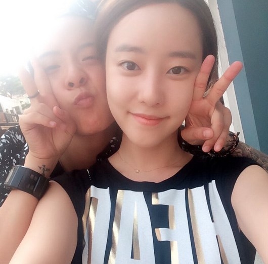 KPOP News: Amber f(x) bảo vệ bạn hiền – Kim Tae Hee nhận cát sê khủng