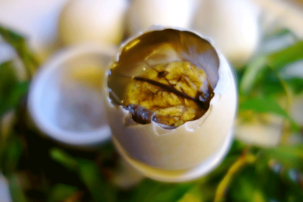 Bà bầu có nên ăn trứng vịt lộn?