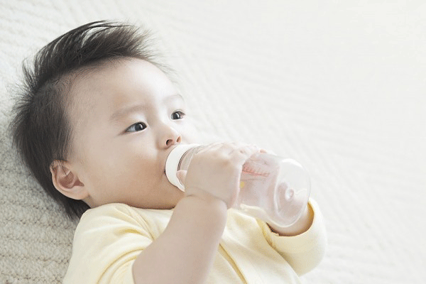 Bù mất nước đúng cách cho trẻ bị tiêu chảy cấp