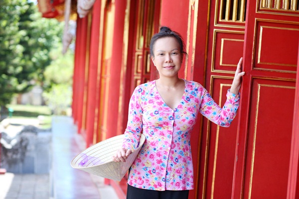Việt Hương dịu dàng với áo bà ba trên đất Huế