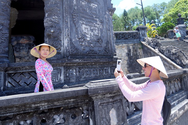 Việt Hương dịu dàng với áo bà ba trên đất Huế