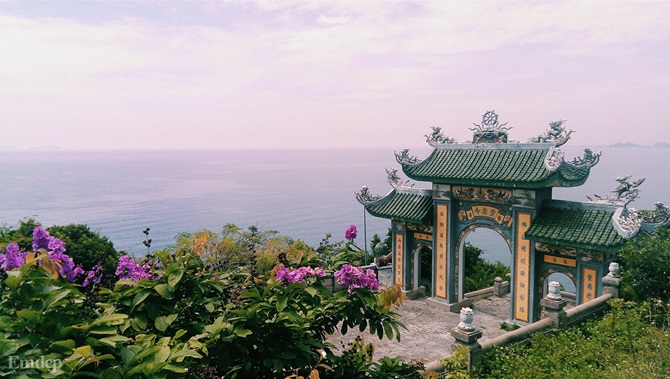 Ngắm bán đảo Sơn Trà đẹp như mơ từ chùa Linh Ứng