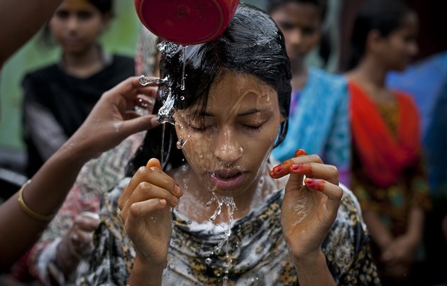 Những bức ảnh “biết nói” về thân phận cô dâu Bangladesh 15 tuổi