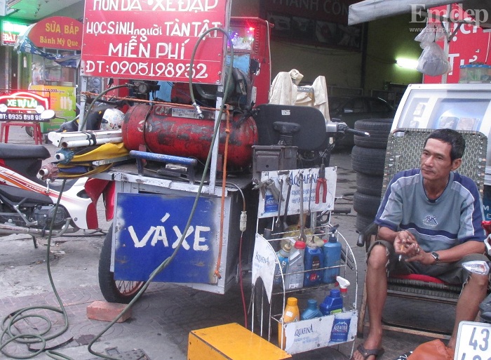 Người đàn ông hơn 10 năm bơm vá xe miễn phí cho người nghèo giữa Đà Nẵng