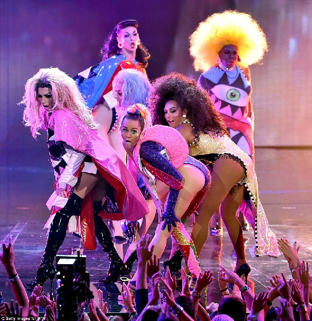 Những khoảnh khắc “điên không tưởng” của Miley Cyrus tại VMAs 2015