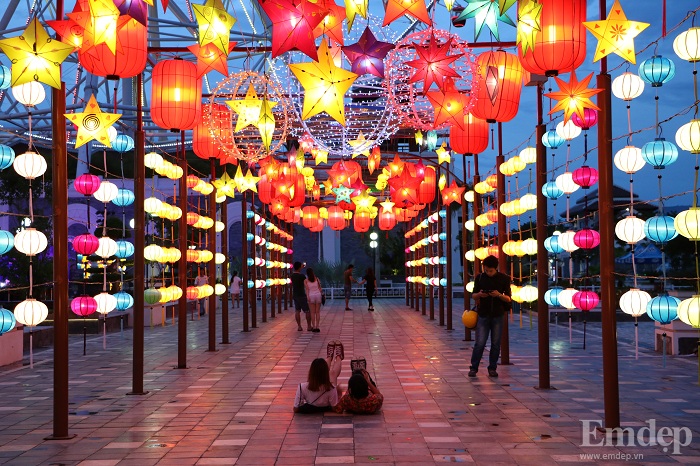 Mê mẩn với vẻ đẹp lung linh của con đường đèn lồng dài nhất Việt Nam ở Đà Nẵng