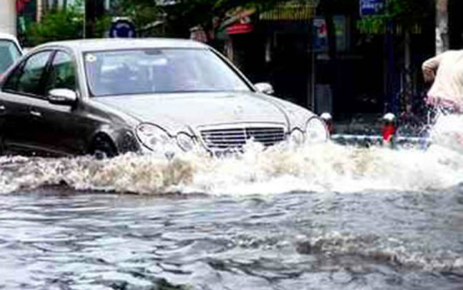Bí kíp lái xe ô tô khi trời mưa khiến đường ngập nước