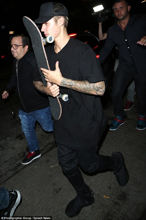 Justin Bieber rời khỏi CLB đêm với vết son lạ trên mặt