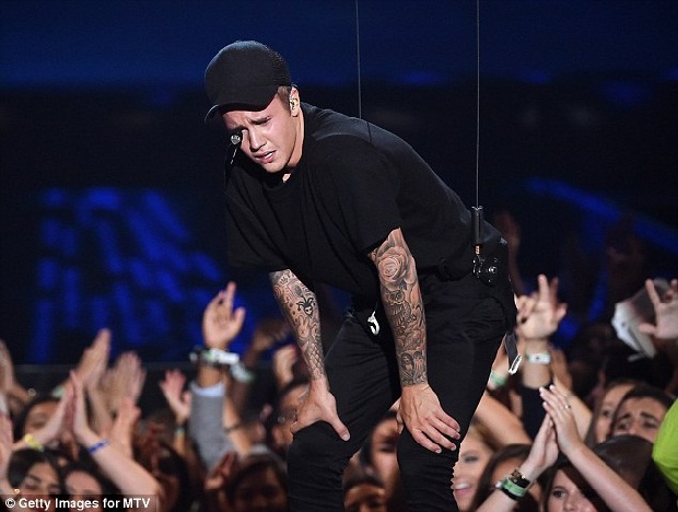 Justin Bieber rời khỏi CLB đêm với vết son lạ trên mặt