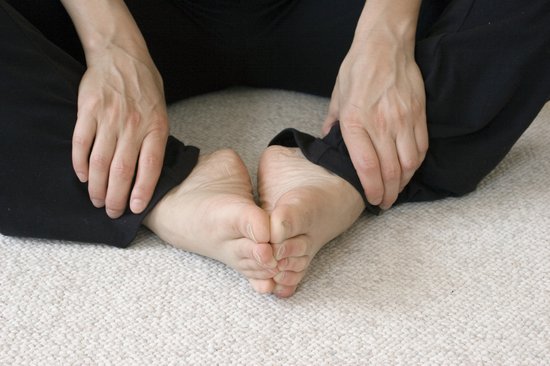 Giảm căng thẳng với 8 động tác yoga đơn giản