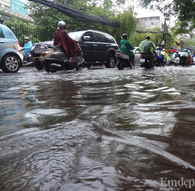 Ảnh: Sau cơn mưa sáng, nhiều tuyến đường ở Hà Nội bì bõm nước