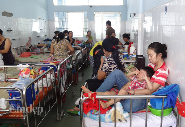 Trẻ em nhập viện về bệnh tay chân miệng ngày một tăng cao