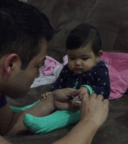 Phản ứng siêu đáng yêu của bé khi được bố cắt móng tay 