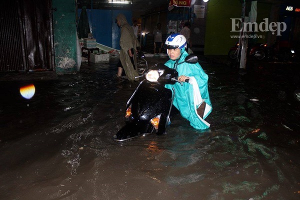 Sài Gòn ngập sau cơn mưa chiều: Nhiều người lội nước về nhà 