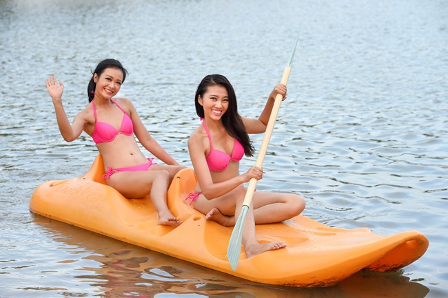 Ngắm: Thí sinh Hoa hậu HVVN diện bikini chơi bóng chuyền ngoài biển