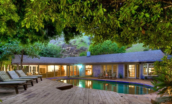 Căn nhà gỗ “mơ màng” của Salma Hayek trên đồi Hollywood