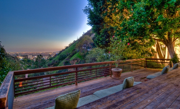 Căn nhà gỗ “mơ màng” của Salma Hayek trên đồi Hollywood
